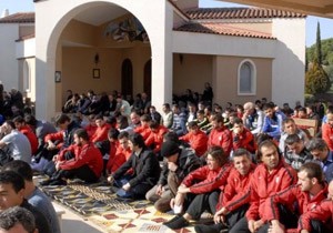 Antalya da Futbolcular  Dinler Bahesi nde Namaz Kld