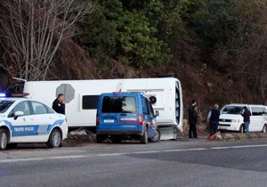 Antalya da Servis Kazas 1 i Ar 16 Yaral