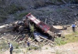 Antalya da Trafik Kazas 2 si Ar 3 Yaral