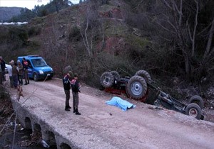 Dere Yatana Devrilen Traktrn Altnda Can Verdi