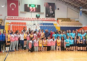 Voleybol Yerel Ligin Minik ve Kk ampiyonlar Belli Oldu