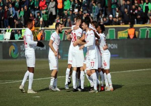 Antalyaspor umuz Denizli Deplasmanndan 3 Altn Puanla Dnyor