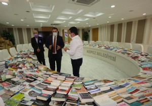 Bakan Ersoydan Cemil Meri Kitaplna 2 bin kitap ba