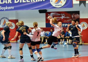 MELEKLER AMPYONLUK YARIINA IKIYOR