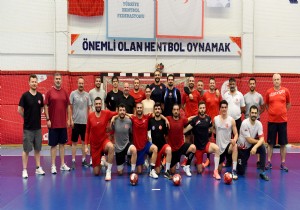 Olimpiyat ampiyonu itme Engelliler Hentbol Milli Takm  Muratpaada kamp yapyor