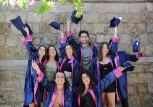 Akdeniz niversitesi Antalya Devlet Konservatuvarnda mezuniyet treni