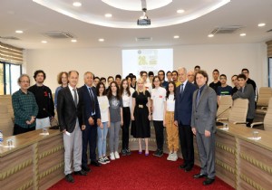 Rektör Prof. Dr. Özkan, ödül kazanan öğrencileri ağırladı