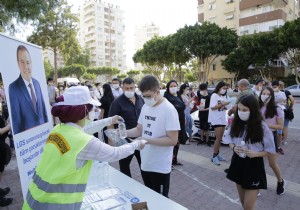 25 bin renci ve velilerine maske, su ve kalem datm