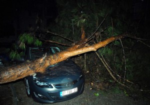 ANTALYA DA FIRTINA VE YAMUR NEDENYLE OKULLAR TATL