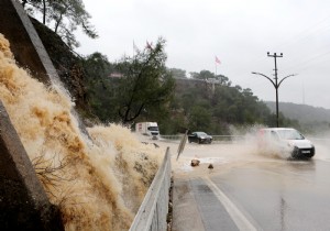 ANTALYA DA FIRTINANIN ATII YARALAR SARILIYOR