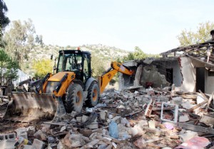 DEMRE DE KAAK 2 GECEKONDU BELEDYE EKPLERNCE YIKILDI