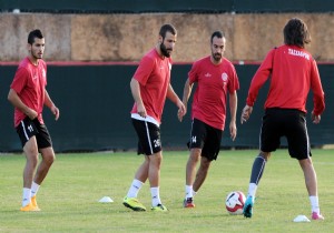 ANTALYASPOR NAMALUP ZRVEDEK YERN KORUYOR