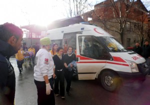 ELMALI DA RENC SERVS KAZA YAPTI: 14 YARALI