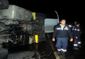 ​YAN YATAN KAMYON YOLCU OTOBSNE ARPTI: 12 YARALI