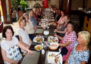 YERLEK YABANCI KADINLAR KALE NDE BULUTU