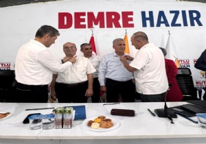 Demre de AK Parti Rozetlerini avuolu ve Bakan etin Takt